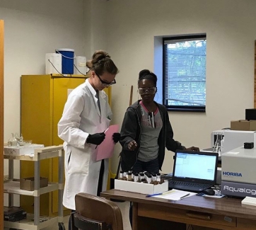 French intern Malaurie Giraudier from IUT Lyon 1 working in the lab with Nacaya
